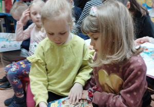 Maja Z. i Ola oglądają okładkę książki