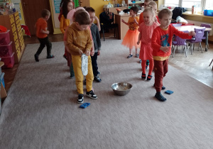 Dzieci z grupy VI ustawione w dwu rzędach do zabawy- Zanieś marchewkę zajączkowi