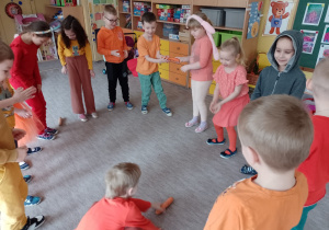 Dzieci z grupy VI ustawione w kole w zabawie- Gorące marchewki