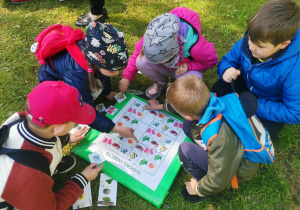 Grupa dzieci układa sudoku