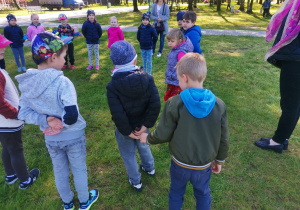 Dzieci ustawione w kole podczas zabawy "Chodzi lisek"