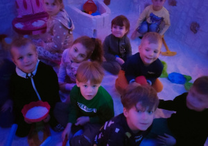 Dzieci podczas zabaw w grocie solnej