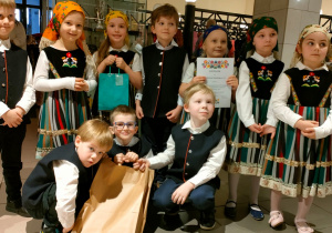 Dzieci stoją w holu MOK z nagrodami