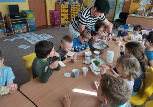 Dzieci z grupy VI degustują przy stole sos tzatziki