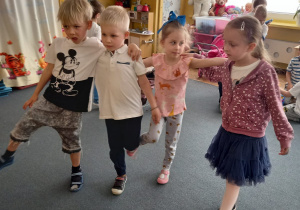 Kilkoro dzieci z grupy II tańczą Zorbę