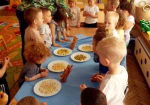 Dzieci z grupy I przy stole degustują różne produkty greckie