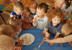 Dzieci z grupy I przy stole degustują różne produkty greckie