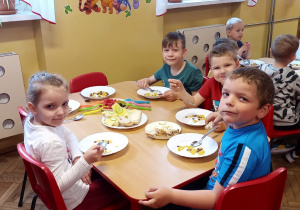 Dzieci z grupy V przy śniadaniu degustują różne produkty greckie