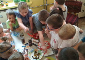 Dzieci z grupy IV przy stole degustują różne produkty greckie