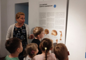 Pani Justyna opisuje dzieciom treść posteru