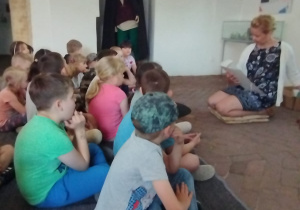 dzieci siedzą a Pani Justyna czyta