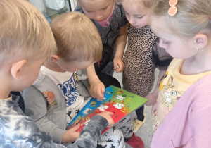 Kikoro dzieci ogląda książeczkę o zębach