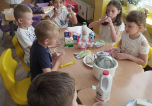 Dzieci z grupy VI przy stole próbują mleko