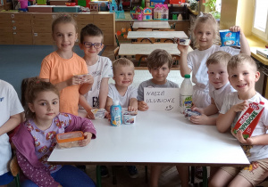 Dzieci z grupy IV przy stoliku z produktami mlecznymi