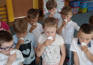 Dzieci z grupy IV wąchają maślankę