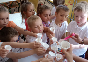 Dzieci nakładany mają do kubeczków jogurt