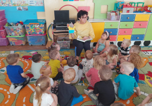 Pani Mariola z pacynką czyta dzieciom z grupy I książkę