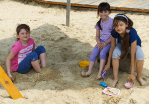 Martyna, Laura i Maja Ch, w piaskownicy