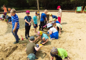 Dzieci podczas zabawy w piaskownicy