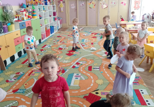 Kilkoro dzieci z grupy Biedronek podczas zabawy z kropkami
