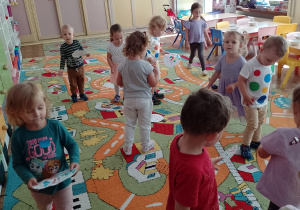 Kilkoro dzieci z grupy Biedronek podczas zabawy z kropkami