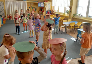 Dzieci z grupy Świetliki chodzą z kółkami na głowie