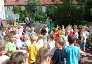 Dzieci podczas wspólnego koncertu w ogrodzie