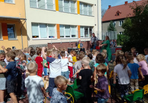 Dzieci poruszają się przy muzyce podczas koncertu w ogrodzie