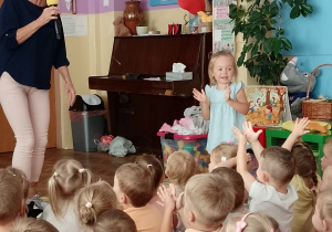 Pani Małgosia śpiewa z dziećmi piosenkę