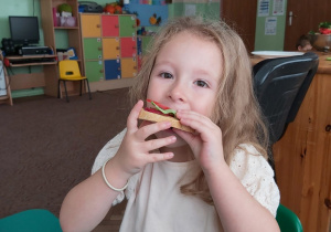 Dziewczynka je kanapkę