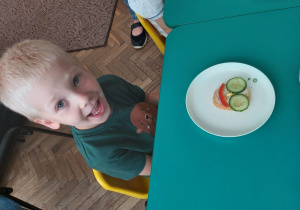 Chłopiec ze zrobioną kanapką na talerzyku