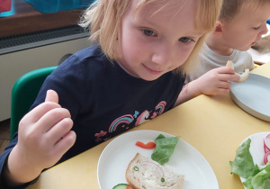 Dziewczynka z kanapką na talerzyku