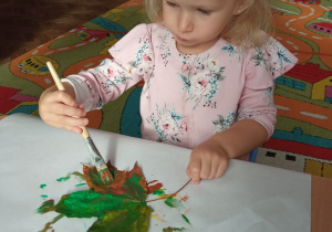 Amelka maluje listka