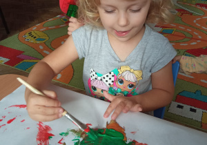 Oliwia maluje listka