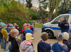 Pani policjantka pokazuje dzieciom radiowóz