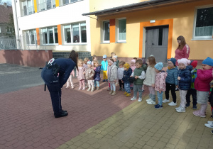Pani policjantka rozmawia z dziećmi z grupy Biedronki i Ważki
