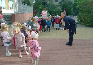 Pani policjantka rozmawia z dziećmi z grupy Biedronki i Ważki
