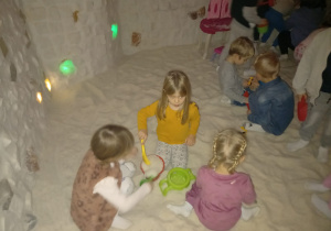 Zabawy dzieci w solnej piaskownicy