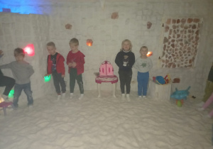 Kilku chłopców stoi przy solnej ścianie