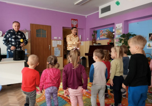 Tancerz pokazuje dzieciom ruchy do muzyki