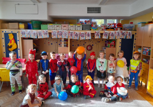 Wspólne zdjęcie dzieci w strojach bajkowych z balonami