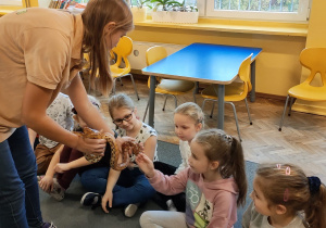 dzieci dotykają węża zbożowego