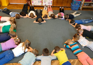 Serce ułożone z ciał dzieci na dywanie
