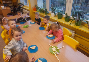 Dzieci jedzą upieczone tosty