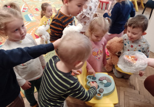 Dzieci wkładają jedzenie do miski