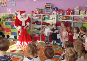 Mikołaj odkrywa prezent dla dzieci