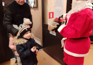 Mikołaj wita w drzwiach Jasia i Julę z tataą