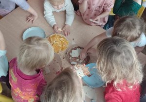 dzieci z grupy Biedronki maczają wafelki w czekoladzie