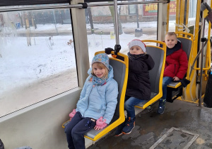 Ola, Dawid i Tymek siedzą w tramwaju
