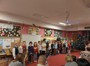 Dzieci stoją podczas występów przed rodzicami